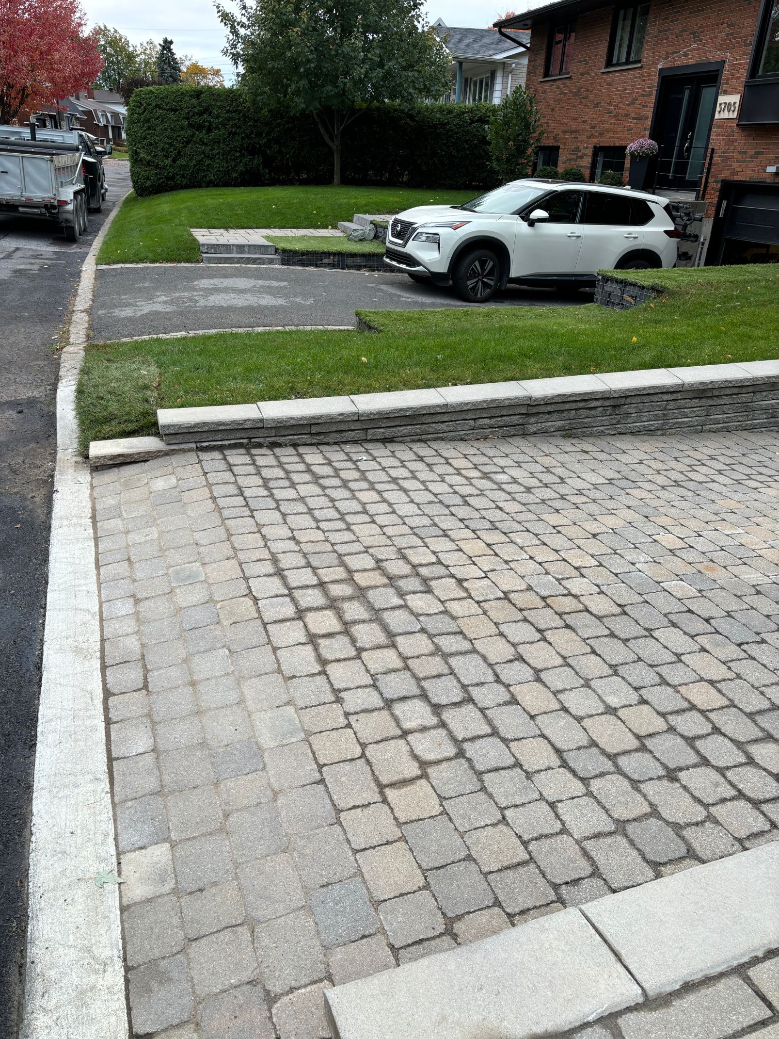 Entrée de cour en pavé uni avec muret en brique à Brossard, avant les travaux effectués par Paysagement et excavation Campex