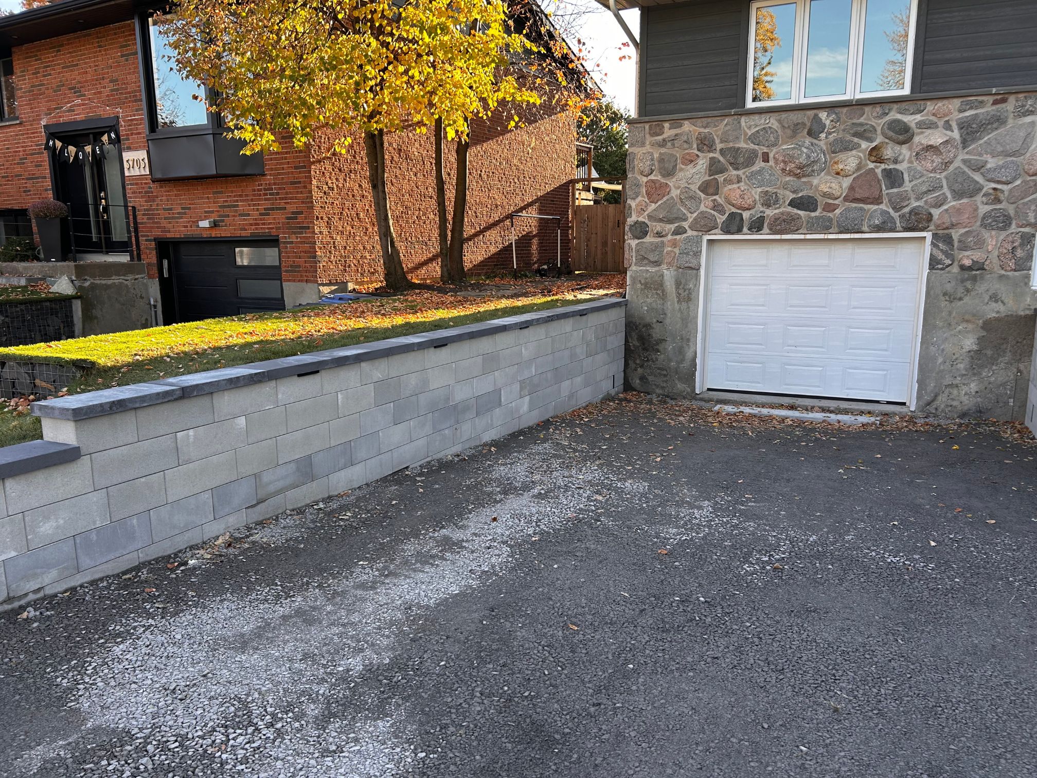 Muret en brique à Brossard, après les travaux effectués par Paysagement et excavation Campex.