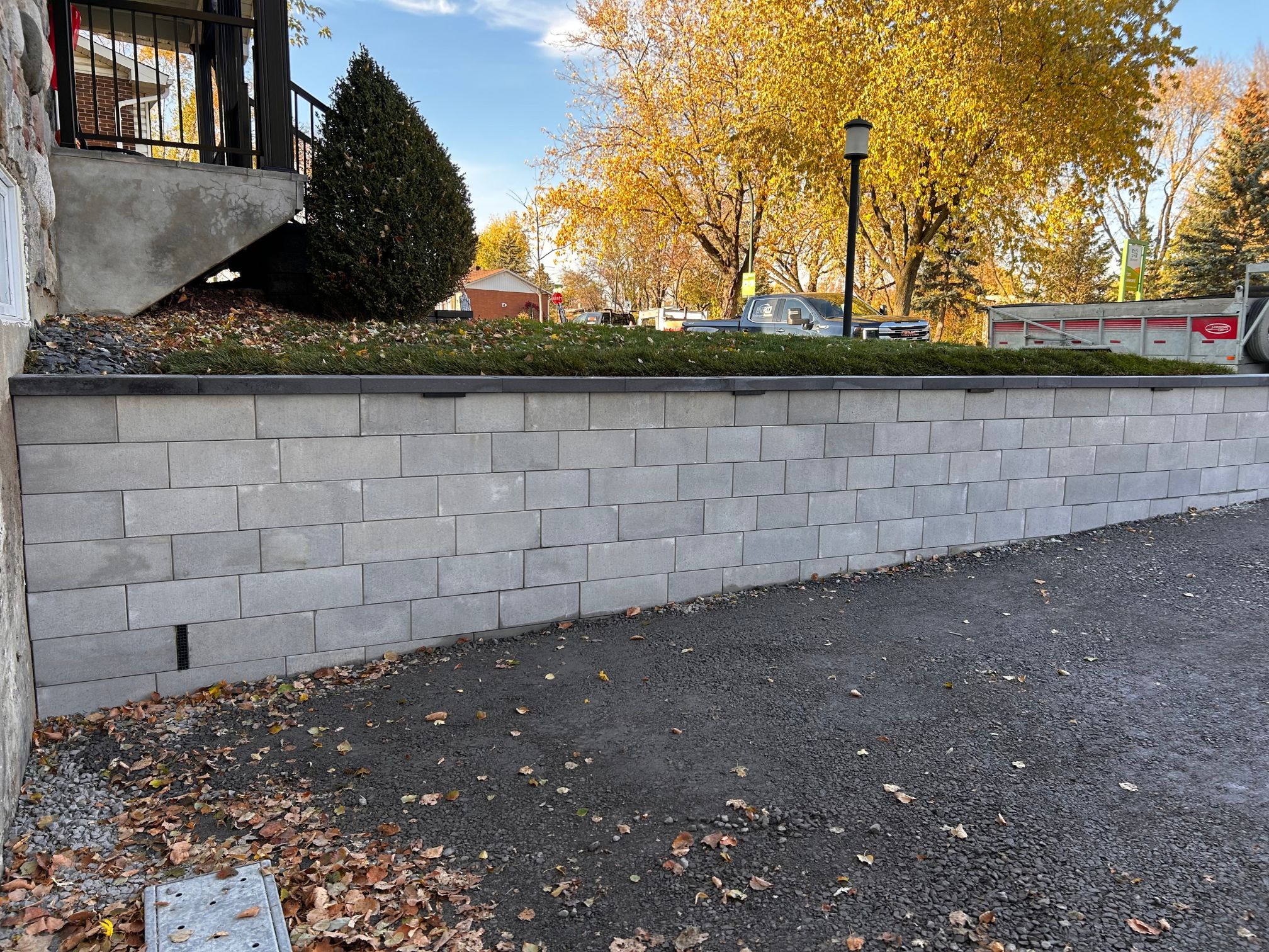 Muret en brique à Brossard, après les travaux effectués par Paysagement et excavation Campex.