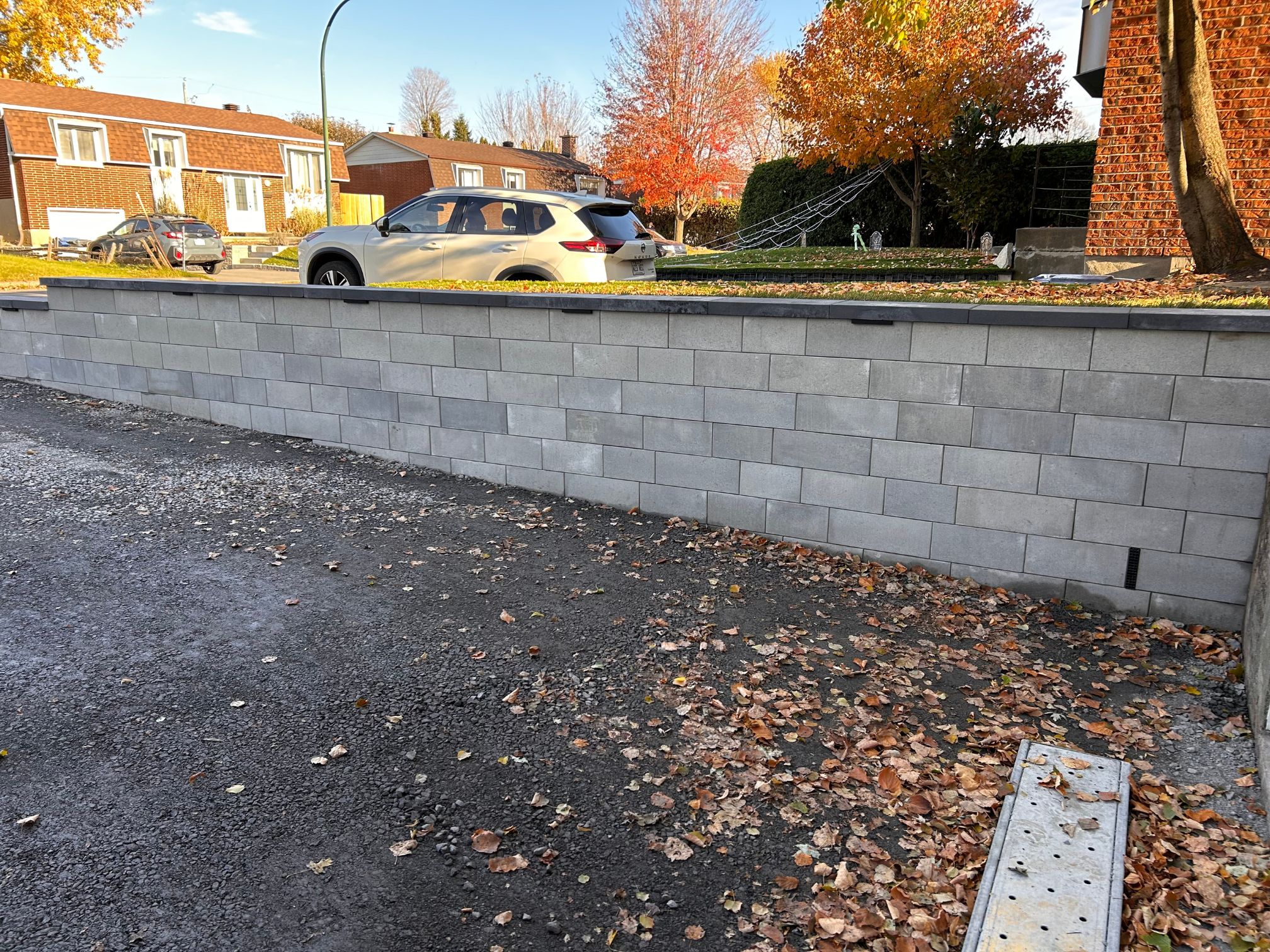 Muret en brique à Brossard, après les travaux effectués par Paysagement et excavation Campex.